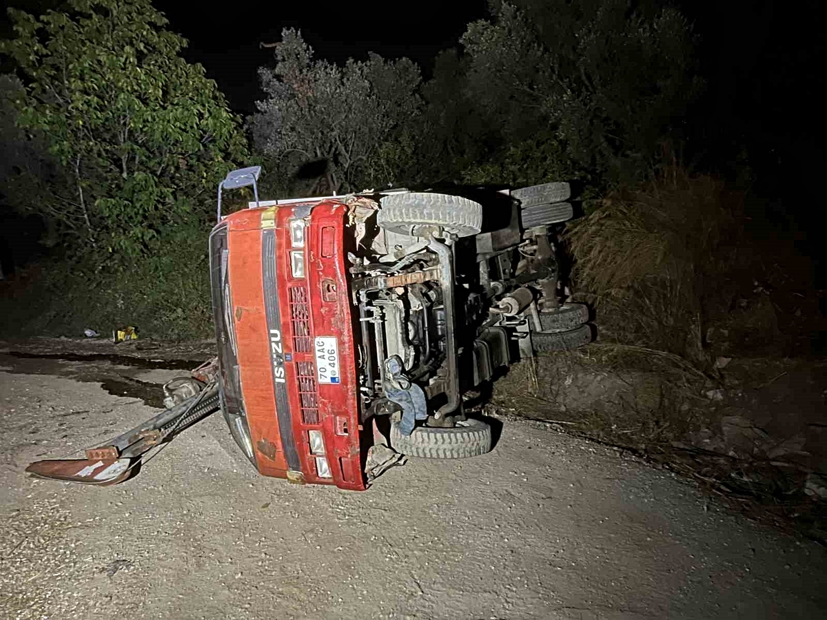 Bursa Mudanya'da devrilen iş makinesinde sıkışan sürücü arkadaşlarınca kurtarıldı
