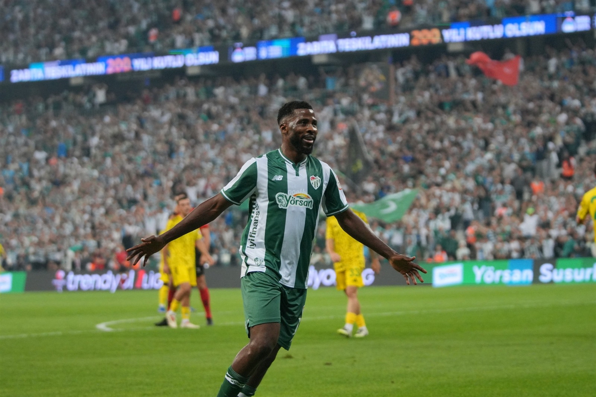 Bursaspor, Batman Petrolspor'u 2-1 yendi; Iheanacho 8 maçta 11 gole ulaştı