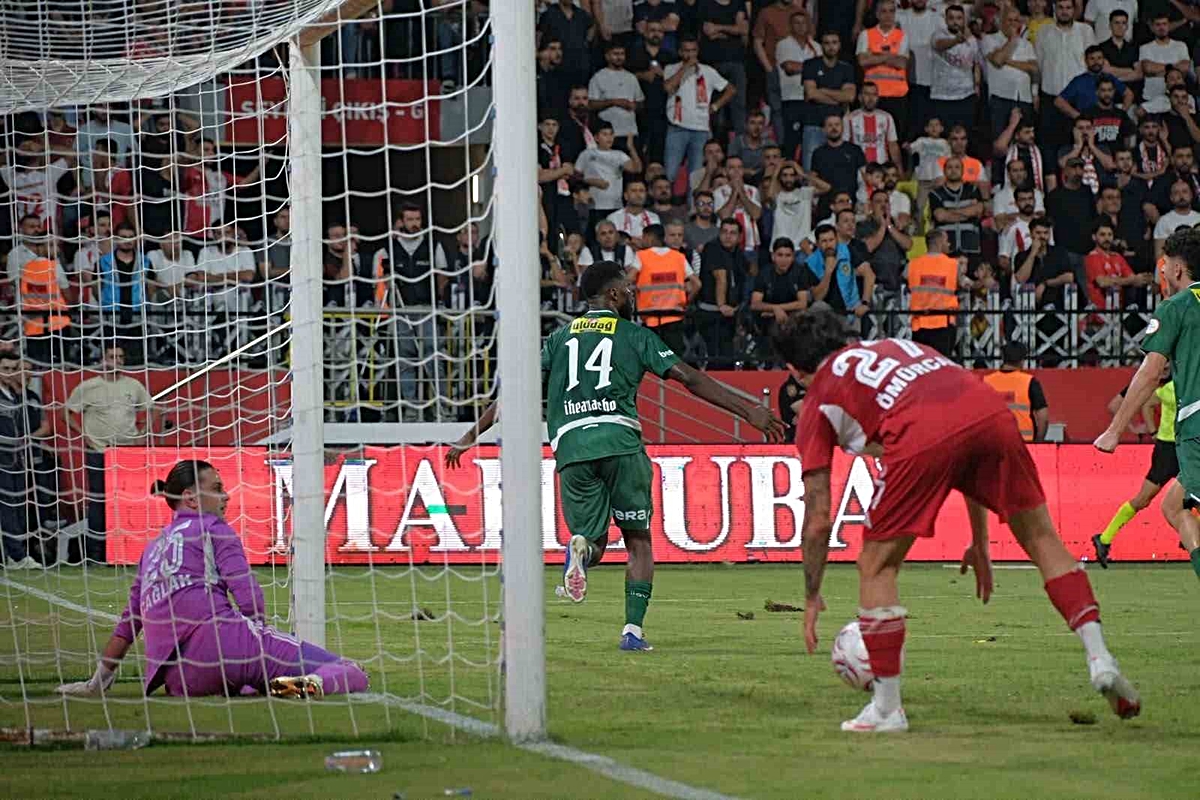 Bursaspor, Batman Petrolspor'u Iheanacho'nun 2 golüyle 2-1 yendi