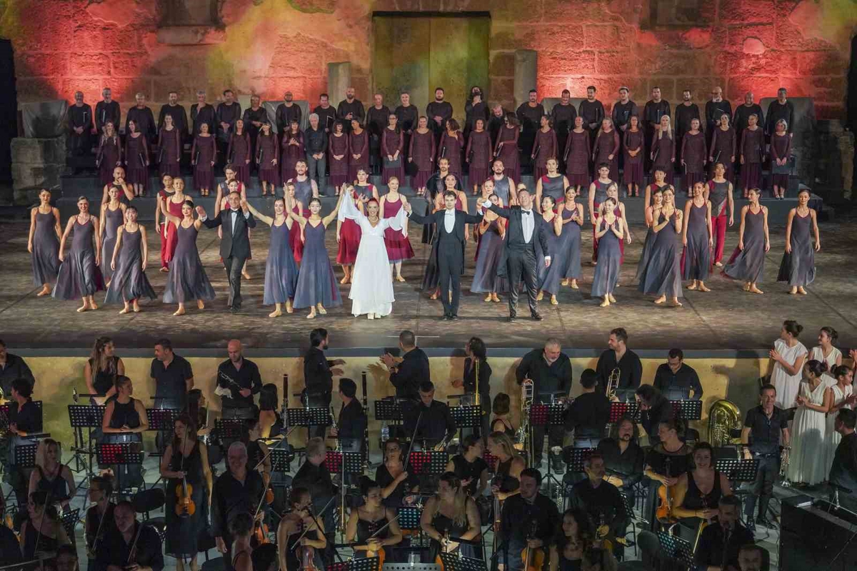 Carmina Burana, Aspendos Antik Tiyatrosu'nda yaklaşık 250 kişilik kadroyla sahnelendi