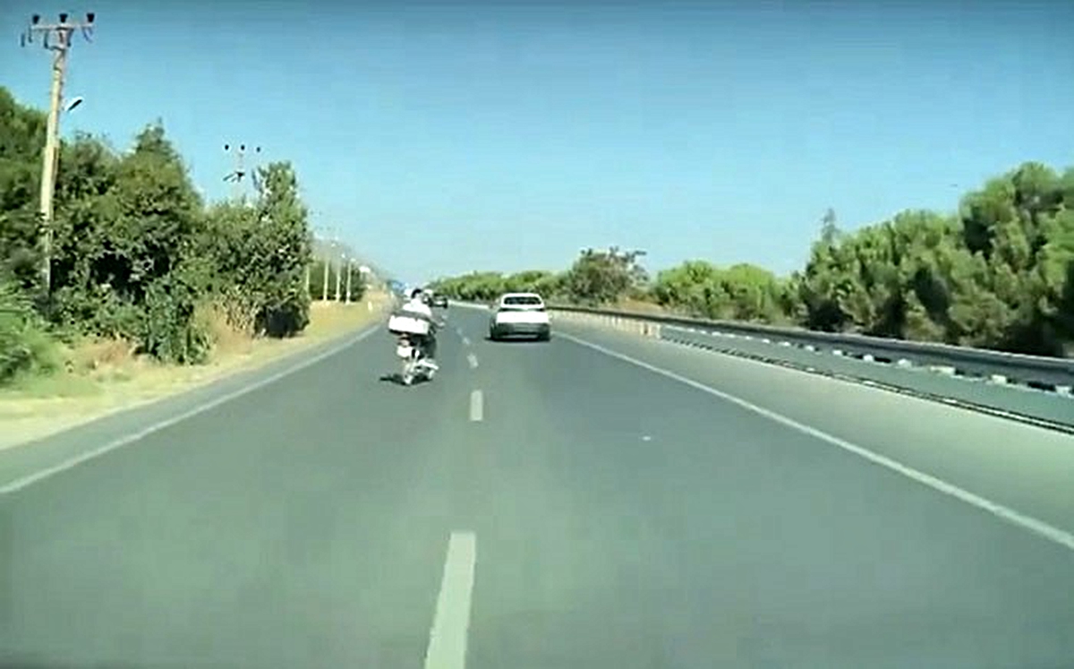 Denizli-Afyonkarahisar yolunda otomobilin önüne çıkan motosiklet kazaya yol açmadı
