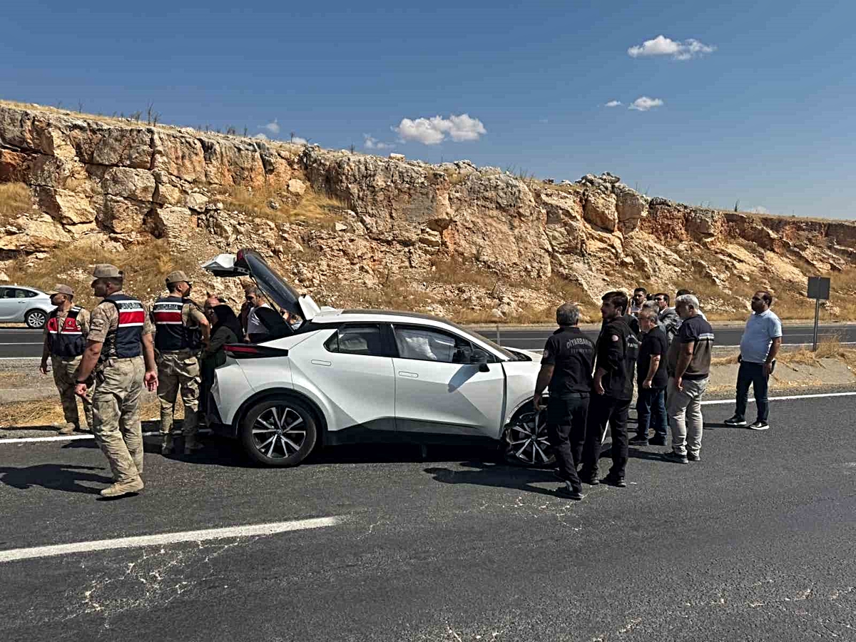 Diyarbakır Ergani'de otomobil traktörle çarpıştı, kazada 4 kişi yaralandı
