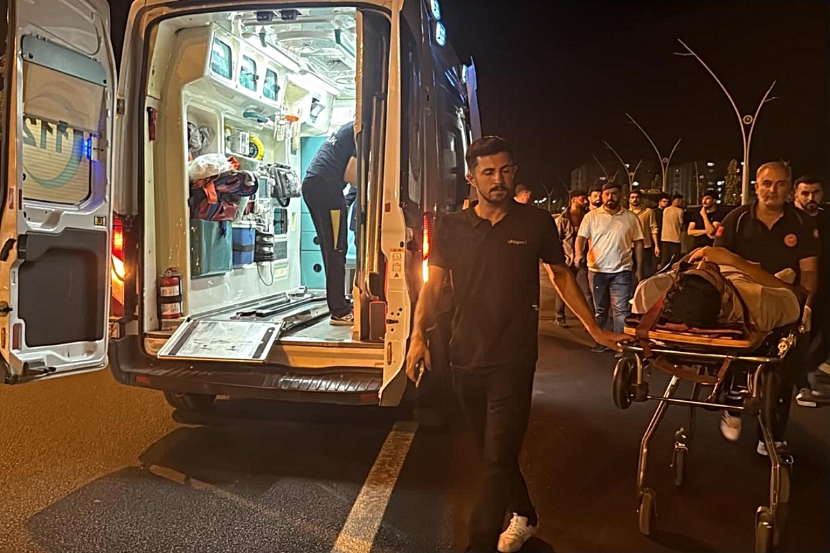 Kamyonetin kapısı açıldı, bir anda kendini yolda buldu