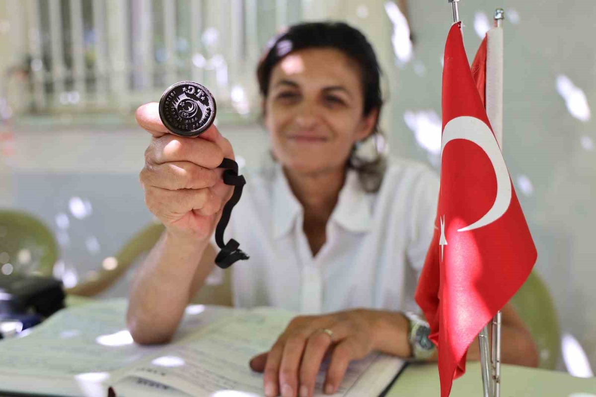 Elazığ Ağın'da kadın muhtar dedesinin izinden 23 yıldır görev yapıyor