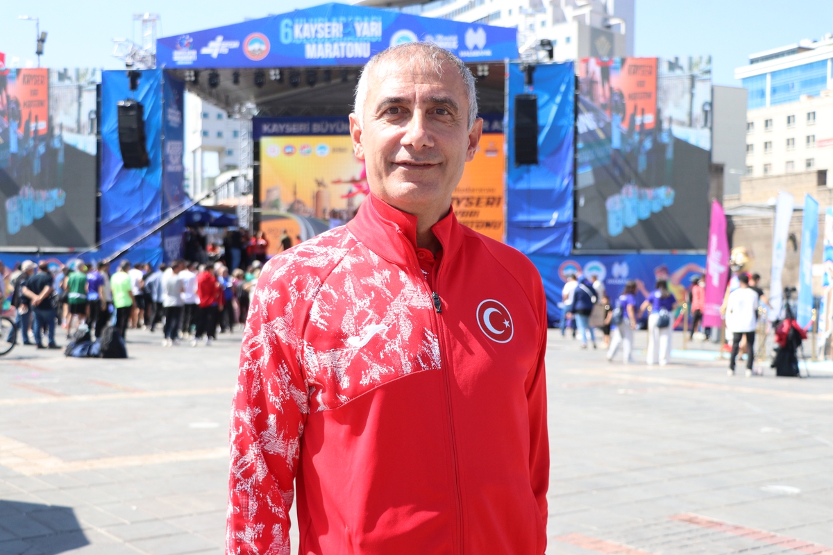 Erciyes'te 6 kulvarlı atletizm pistine tartan dökümü başladı, 10-15 günde bitecek