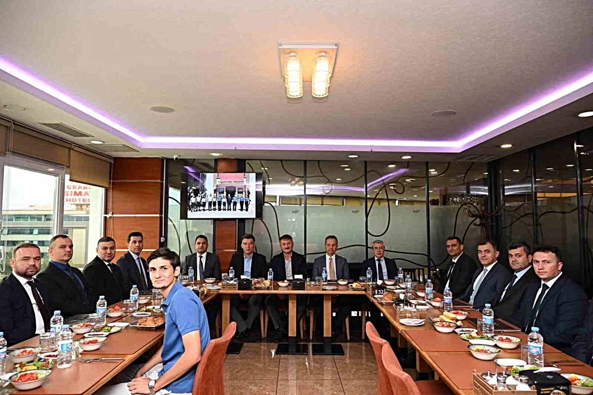 Erzincan Emniyet Müdürü Baybaba, kentten ayrılışı nedeniyle veda yemeğiyle uğurlandı