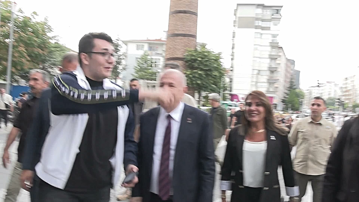 Eskişehir'de Ümit Özdağ, AVM'lerde geçen yıla göre işlerin yüzde 50 düştüğünü söyledi