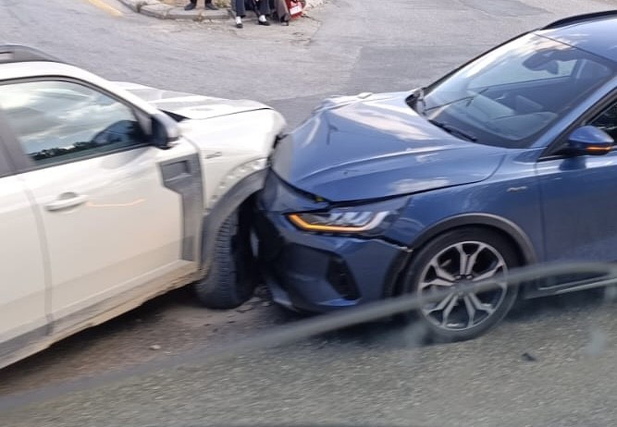 Eskişehir Odunpazarı'nda iki otomobil kavşakta çarpıştı; kaza anı kameraya yansıdı
