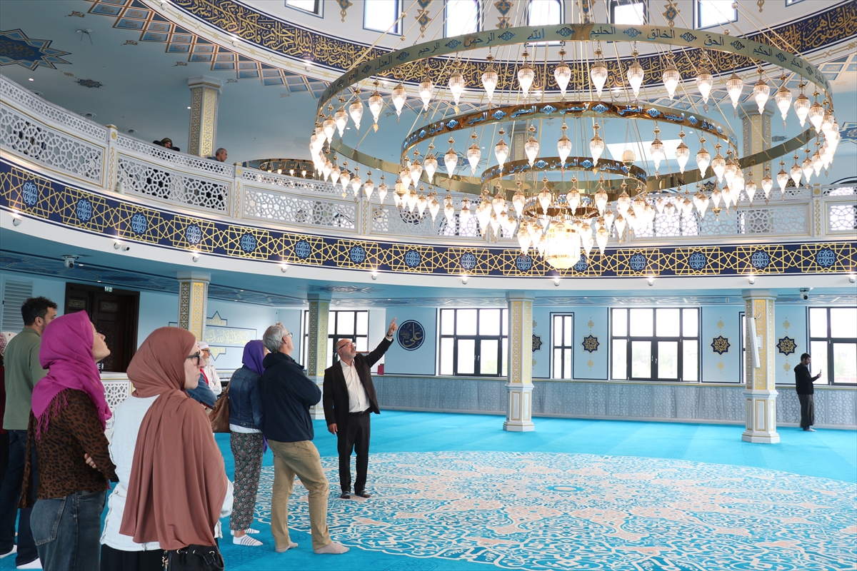 Fransa Roubaix'de 8 kubbeli Eyüp Sultan Camisi, Açık Kapı Günleri'nde ziyarete açıldı