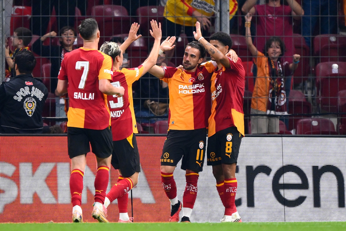 Galatasaray, Trabzonspor deplasmanında 4-0 yenilerek bu sezon ligde ilk kez kaybetti