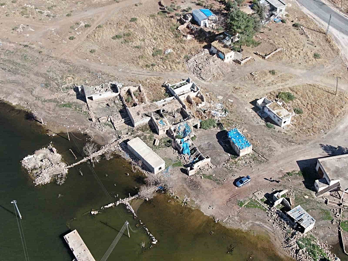 Gaziantep Oğuzeli'nde sular altındaki Belören köyü leylek yuvası, balıkçı uğrağı oldu