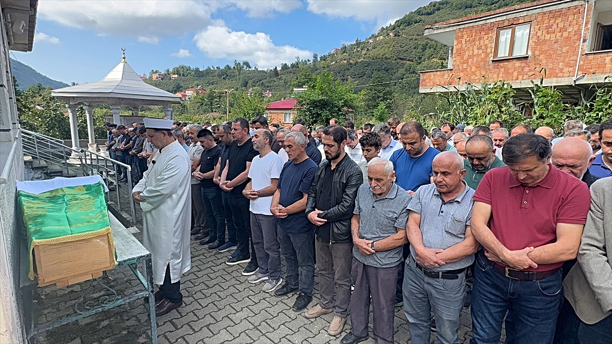 Giresun Espiye'de menfezde boğulan 6 yaşındaki çocuğun cenazesi toprağa verildi