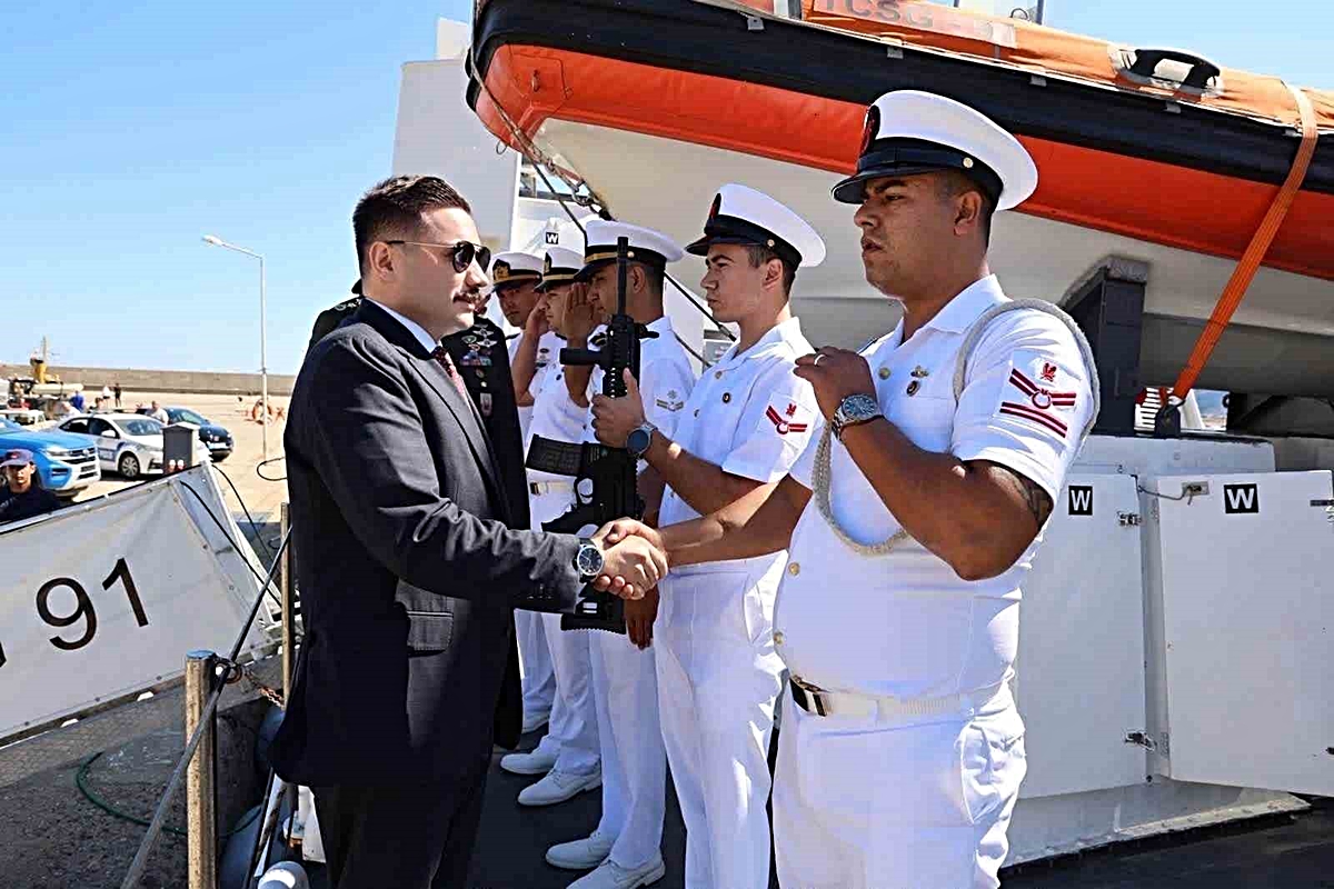 Gökçeada Kaymakamı Osman Acar, 19 Eylül'de halka açılan TCSG-91 botunu ziyaret etti