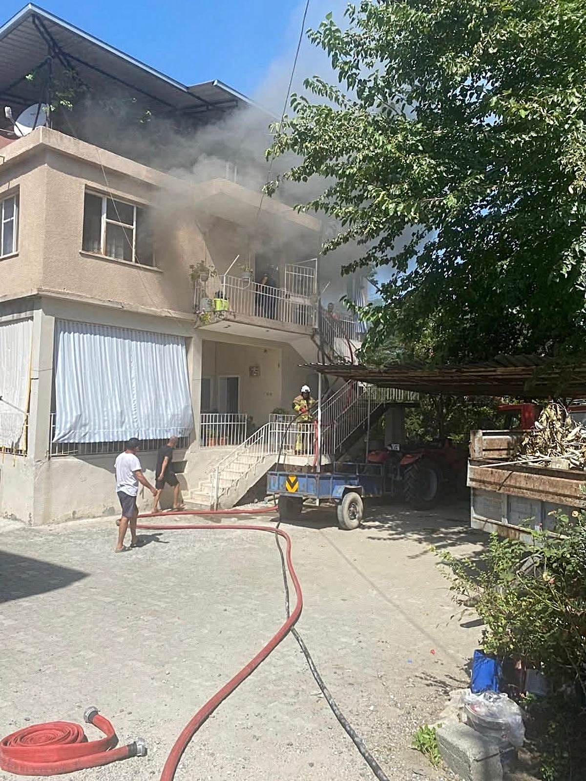 Hatay Erzin’de 2 katlı evde çıkan yangın can kaybı olmadan kontrol altına alındı