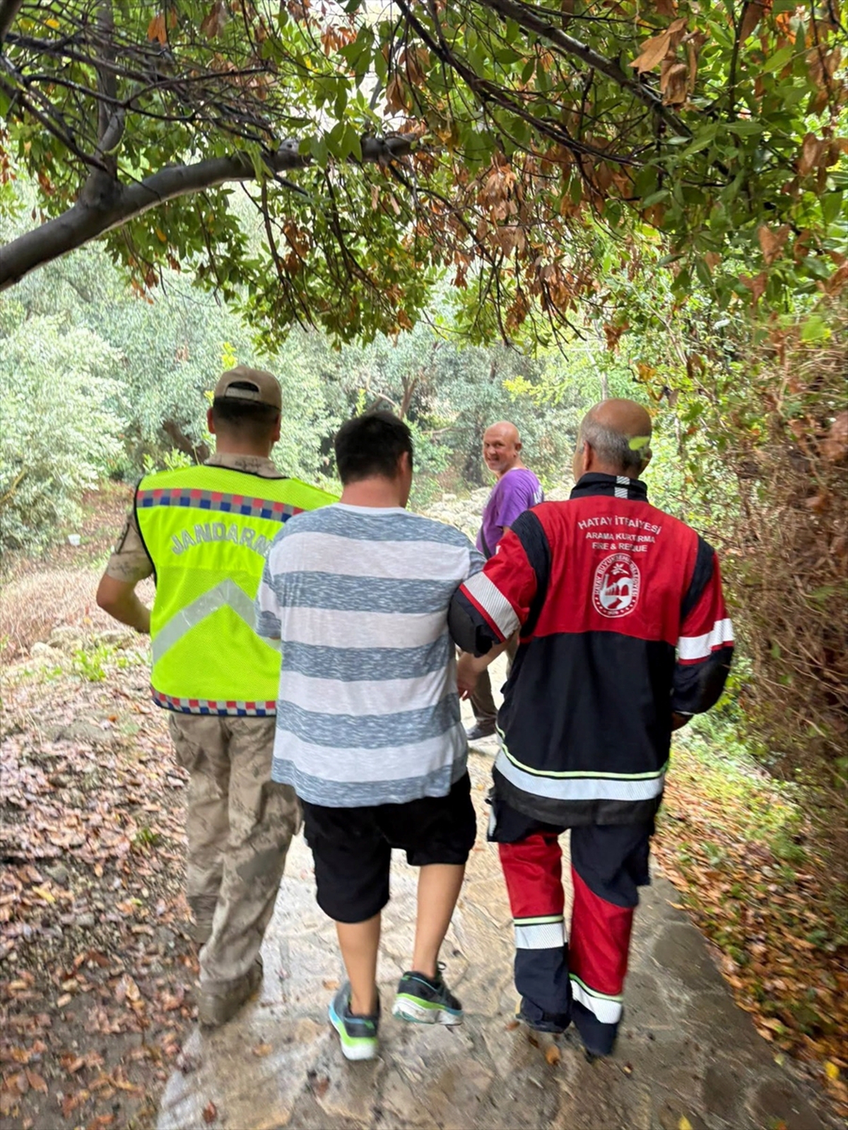Hatay Samandağ'da kayalıklarda mahsur kalan Down sendromlu birey kurtarıldı