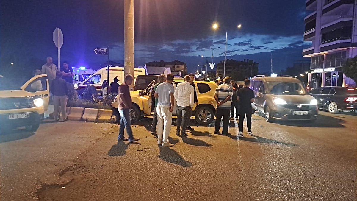 Iğdır'da kavşakta iki ticari araç kafa kafaya çarpıştı, 1 sürücü yaralandı