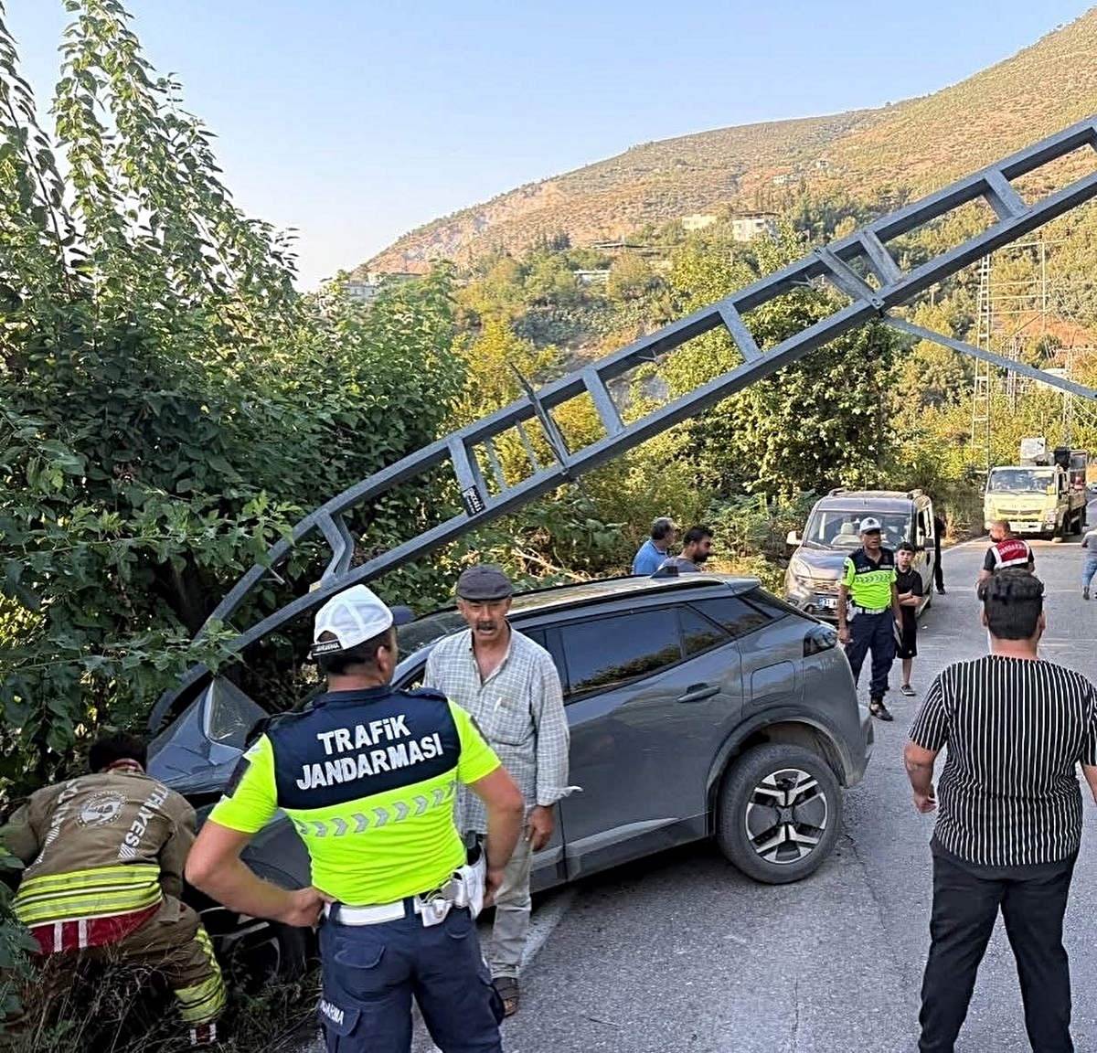 İskenderun'da kontrolden çıkan otomobil elektrik direğine çarptı, sürücü yaralandı