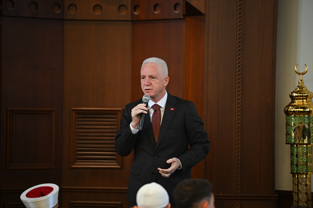 İstanbul Valisi Davut Gül, Pendik'te düzenlenen tefsir programına katıldı