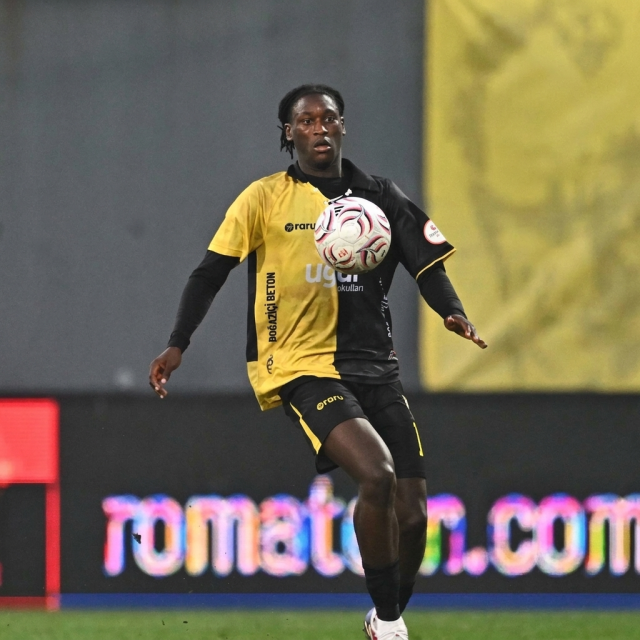 İstanbulsporlu Elvin Mendy, Manisa maçının ardından kalp krizi şüphesiyle hastaneye kaldırıldı