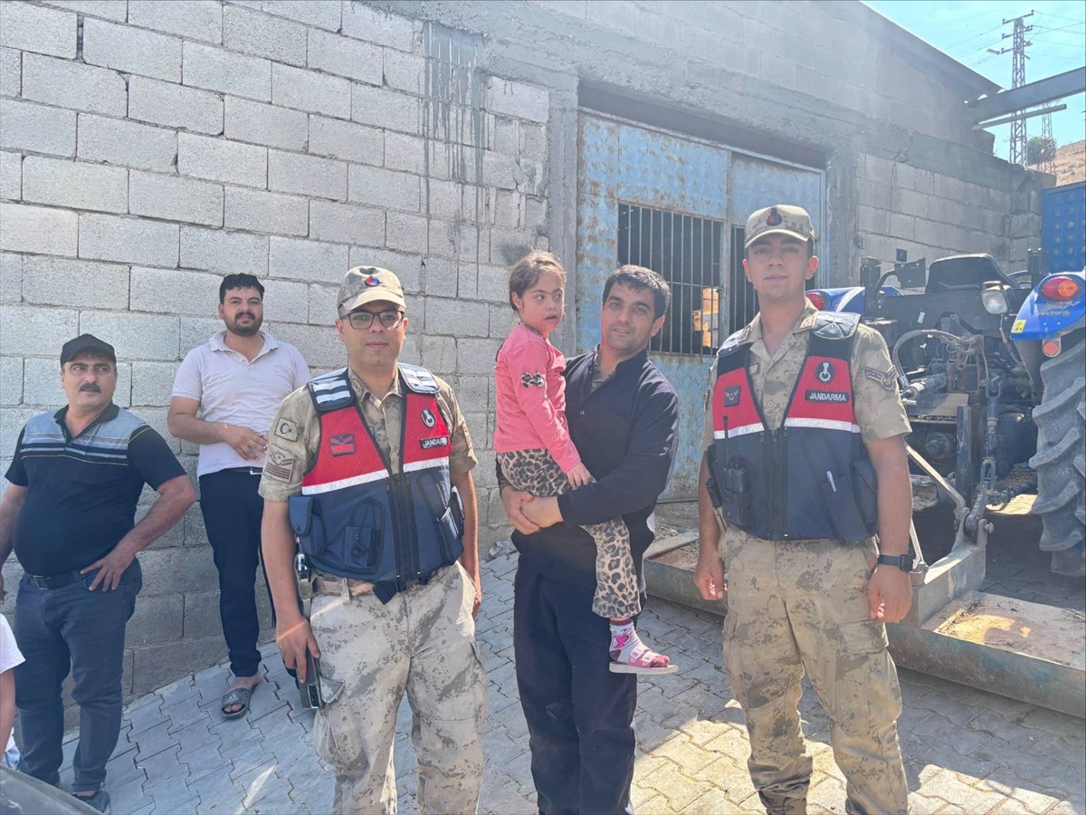 Jandarma ve korucular, Kilis Polateli'de kaybolan Down sendromlu çocuğu buldu