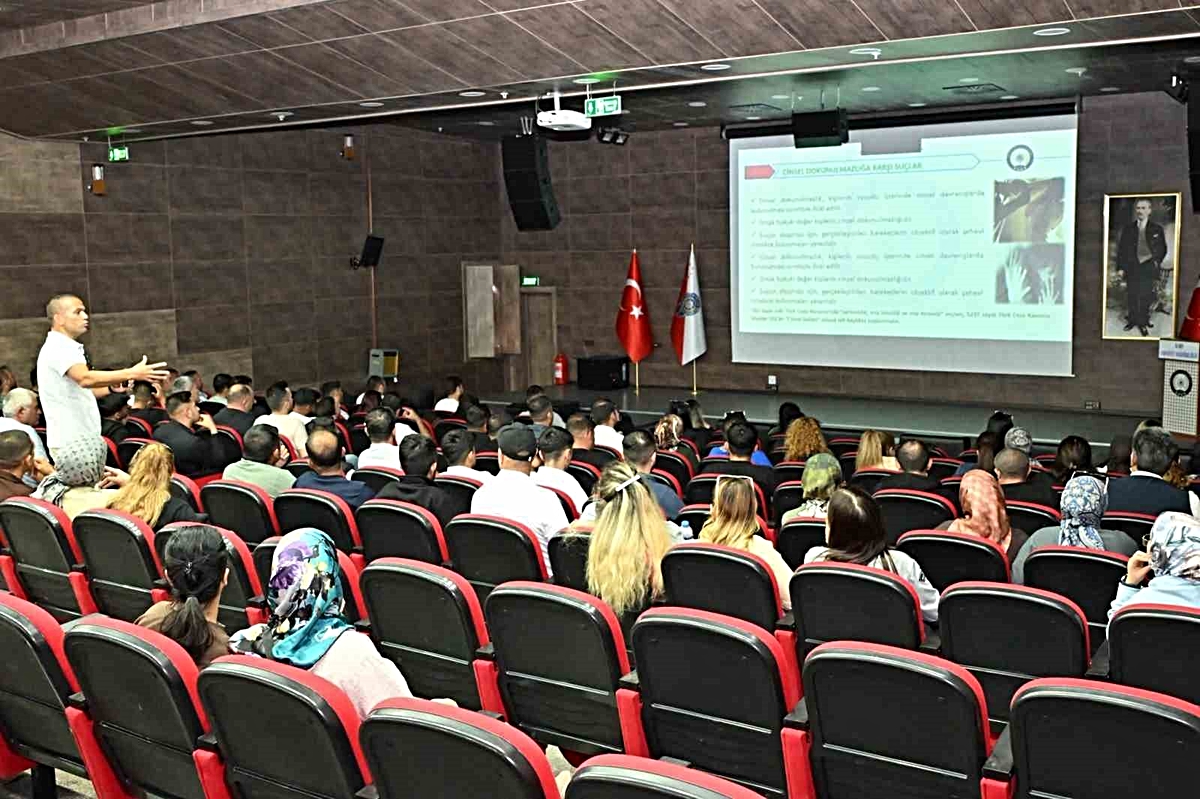 Kars Emniyeti, gençlik ve spor alanları ile okullardaki 211 personele eğitim verdi