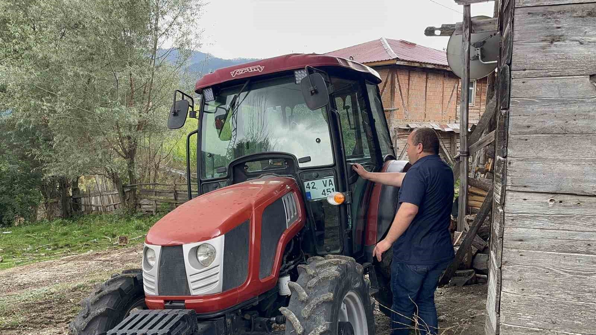 Doğuştan görme engelli çiftçi Yılmaz Çatıklı traktör sürüyor