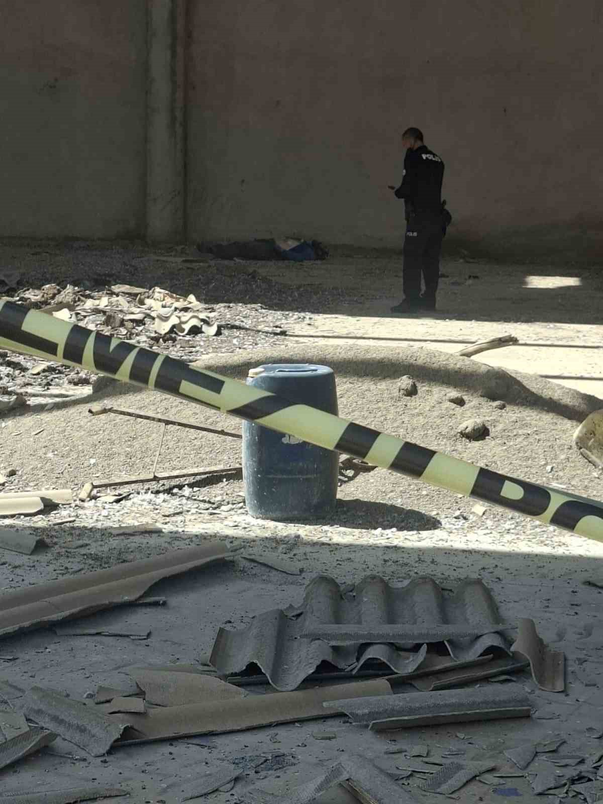 Kırşehir'de depo çatısında tamir yaptığı iddia edilen kişi düşerek hayatını kaybetti.