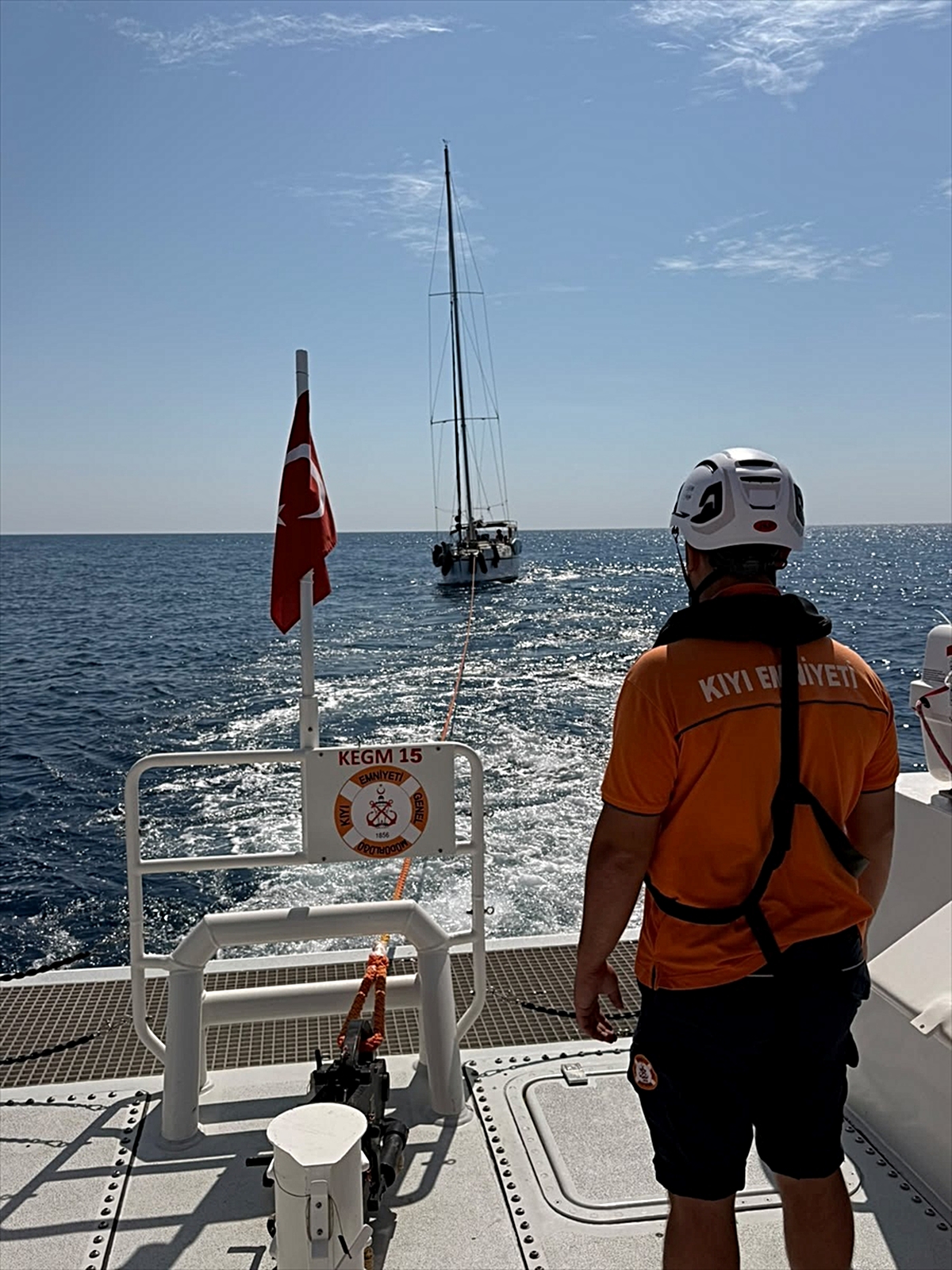 Kıyı Emniyeti ekipleri, Fethiye açıklarında sürüklenen teknedeki 4 kişiyi kurtardı