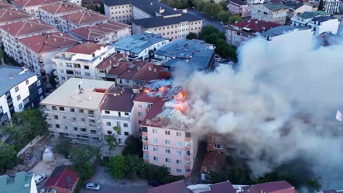 Kocaeli Darıca'da binanın çatısı yangında kullanılamaz hale geldi