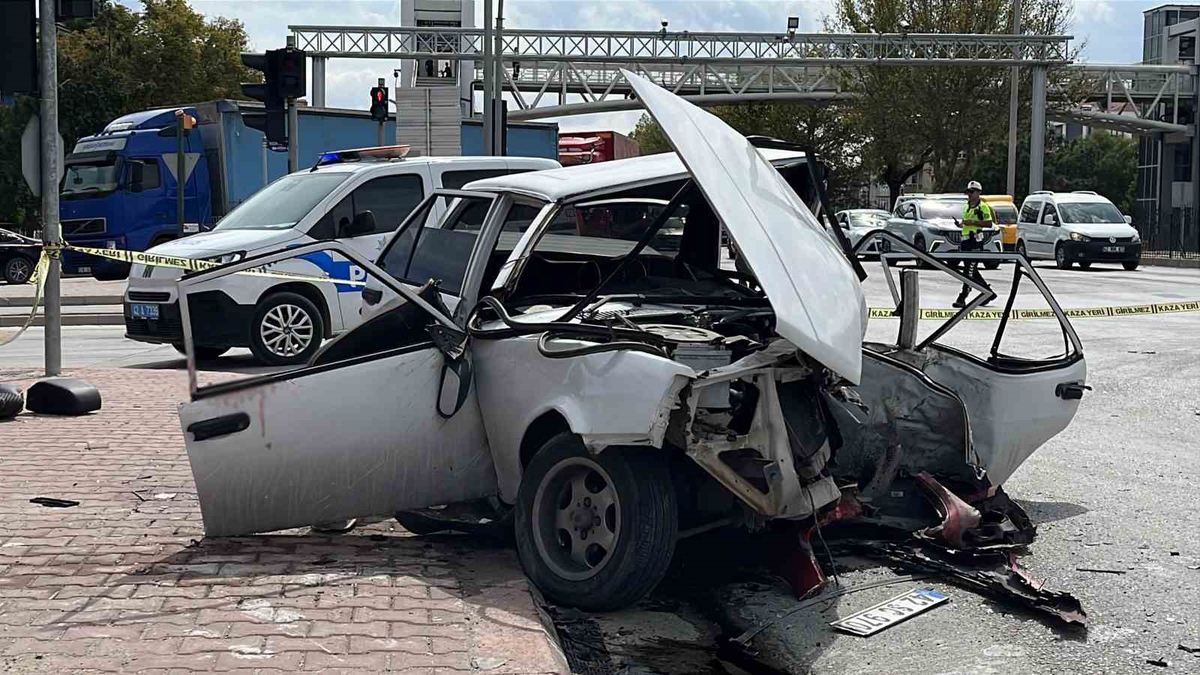 Konya Karatay’da otomobiller çarpıştı; Tofaş hurdaya döndü, 3’ü ağır 4 kişi yaralandı