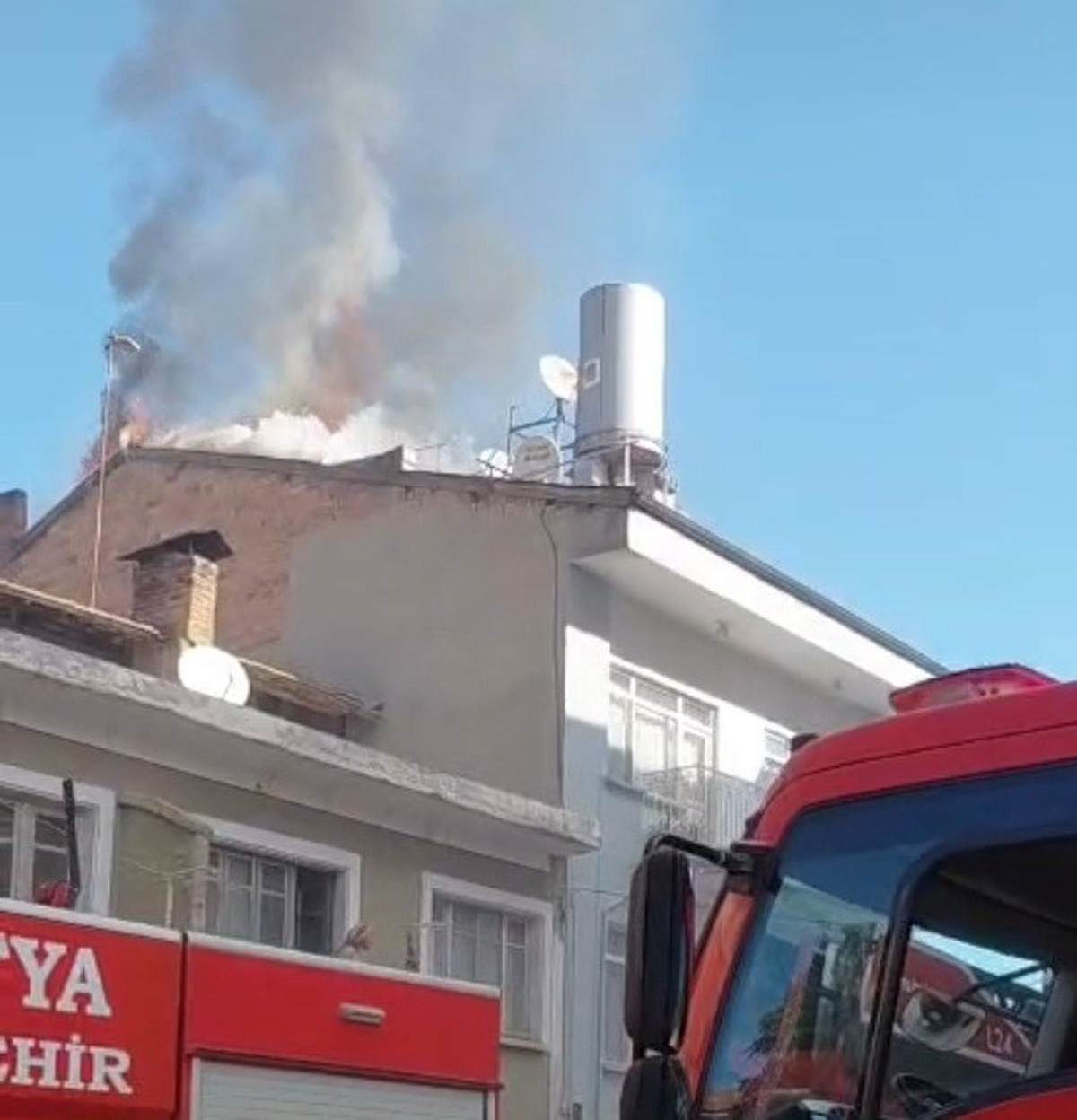 Malatya Battalgazi'de apartman çatısında çıkan yangın söndürüldü
