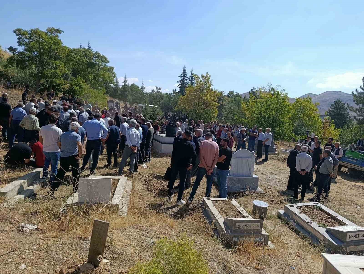 Malatya Doğanşehir'de kazada ölen 23 yaşındaki sağlık çalışanı toprağa verildi