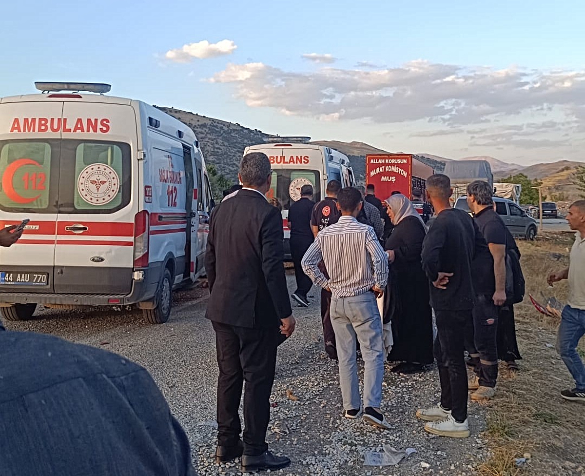 Malatya Doğanşehir'de tır otomobile çarptı, kazada 5 kişi yaralandı