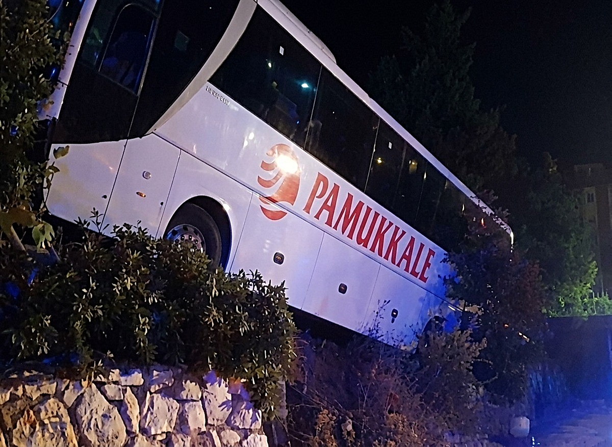 Manisa Kırkağaç'ta Denizli-İstanbul yolcu otobüsü yoldan çıktı, 18 kişi yaralandı