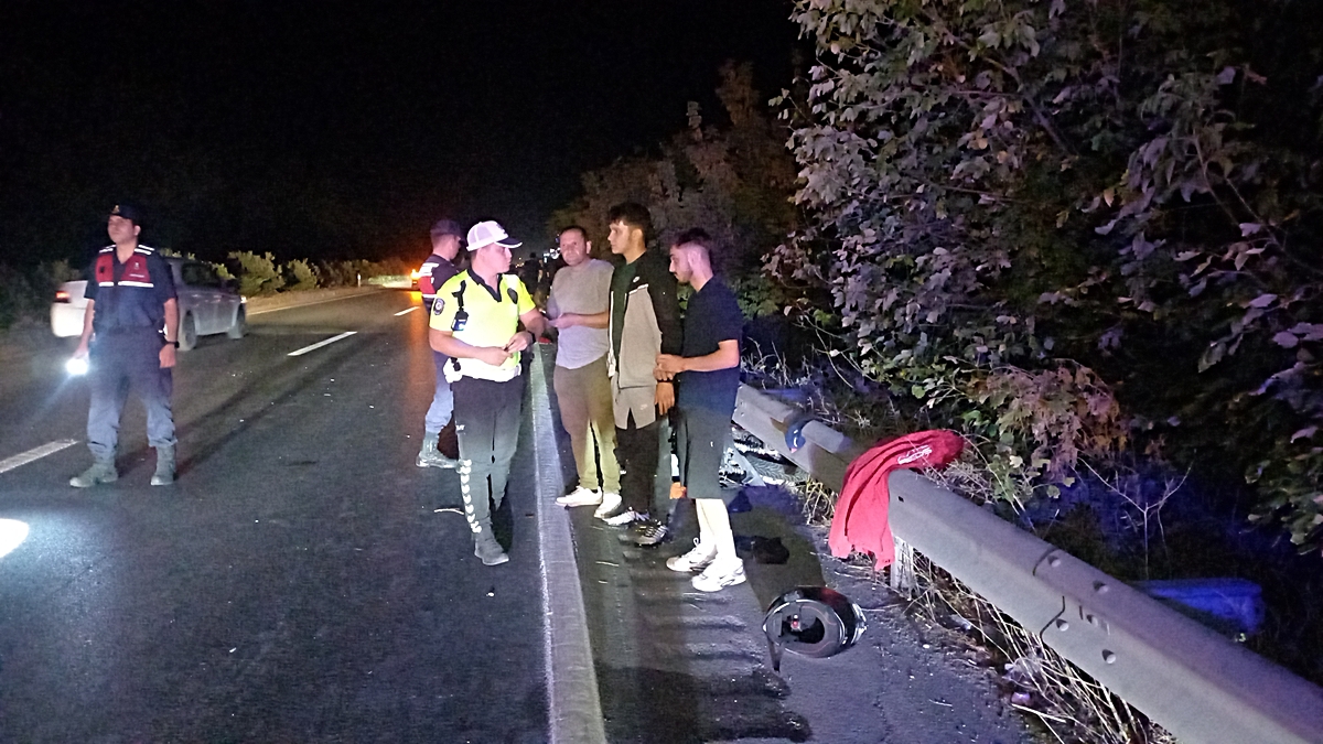 Manisa Şehzadeler’de iki motosiklet çarpıştı, 1’i ağır 3 kişi yaralandı