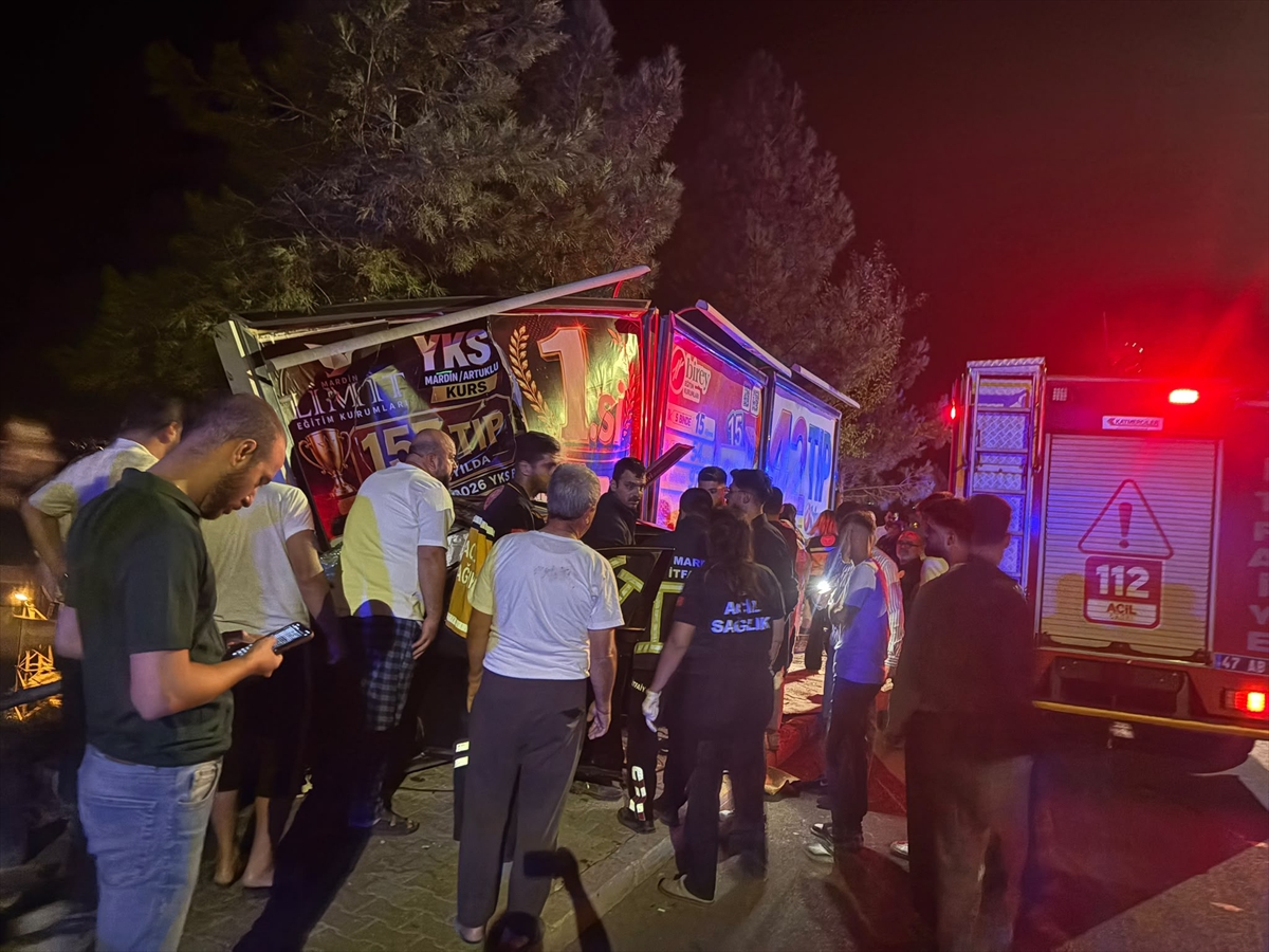 Mardin Artuklu'da otomobil reklam panosuna çarptı, 3 kişi yaralandı