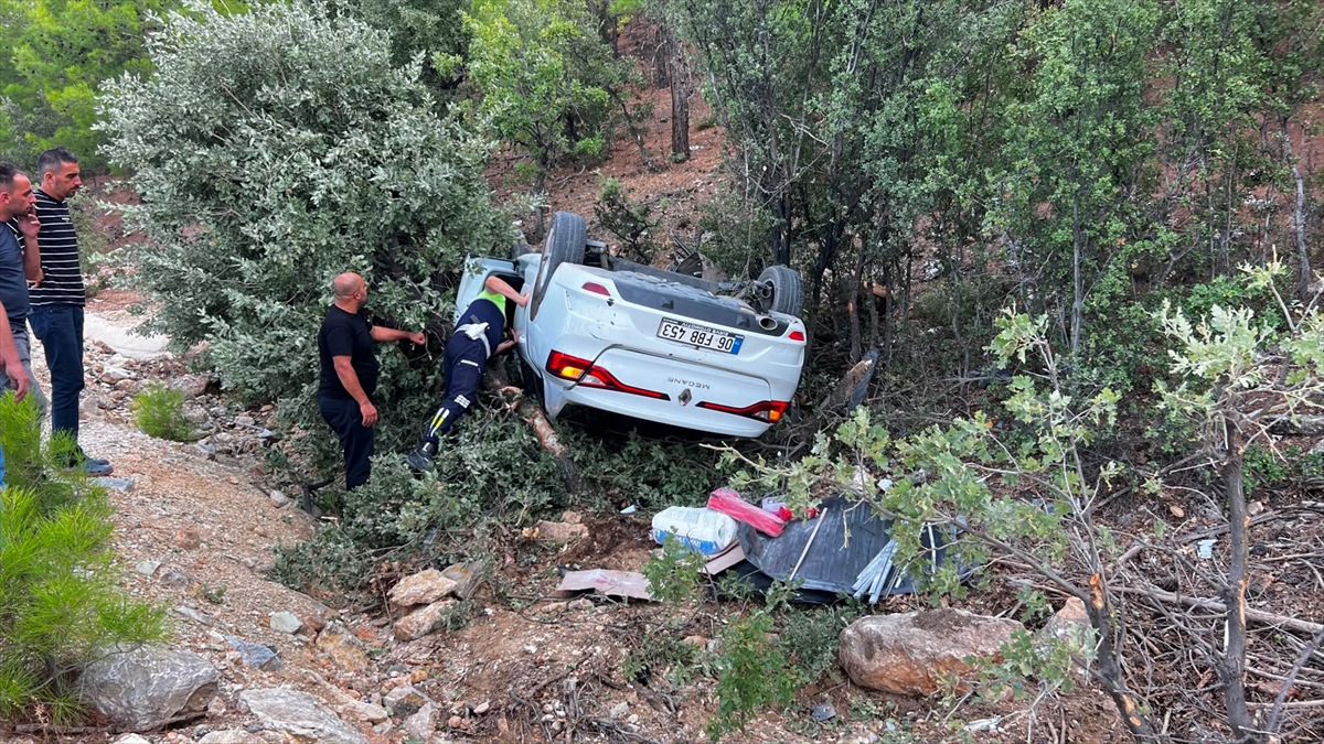 Mersin Mut'ta otomobil şarampole devrildi, sürücü ağır yaralandı