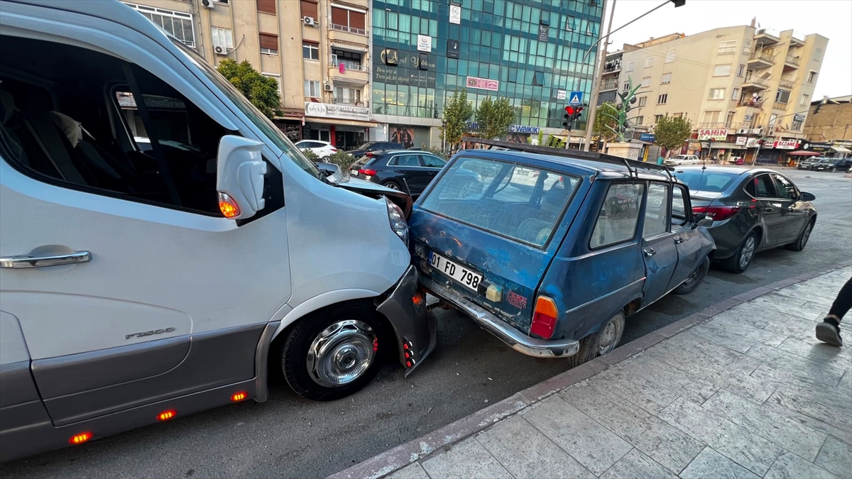 Mersin Mut'ta zincirleme kazada çekici minibüs ve 2 otomobile çarptı, 4 araç hasar gördü
