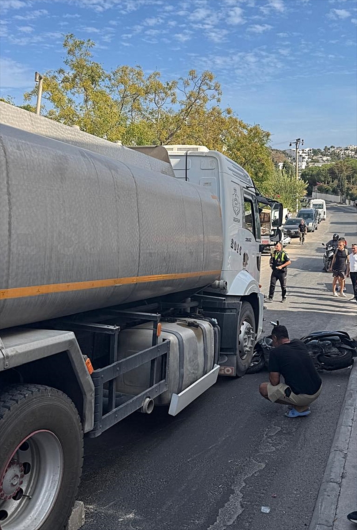 Muğla Bodrum'da su tankeri altına sıkışan motosiklet sürücüsü hastaneye kaldırıldı