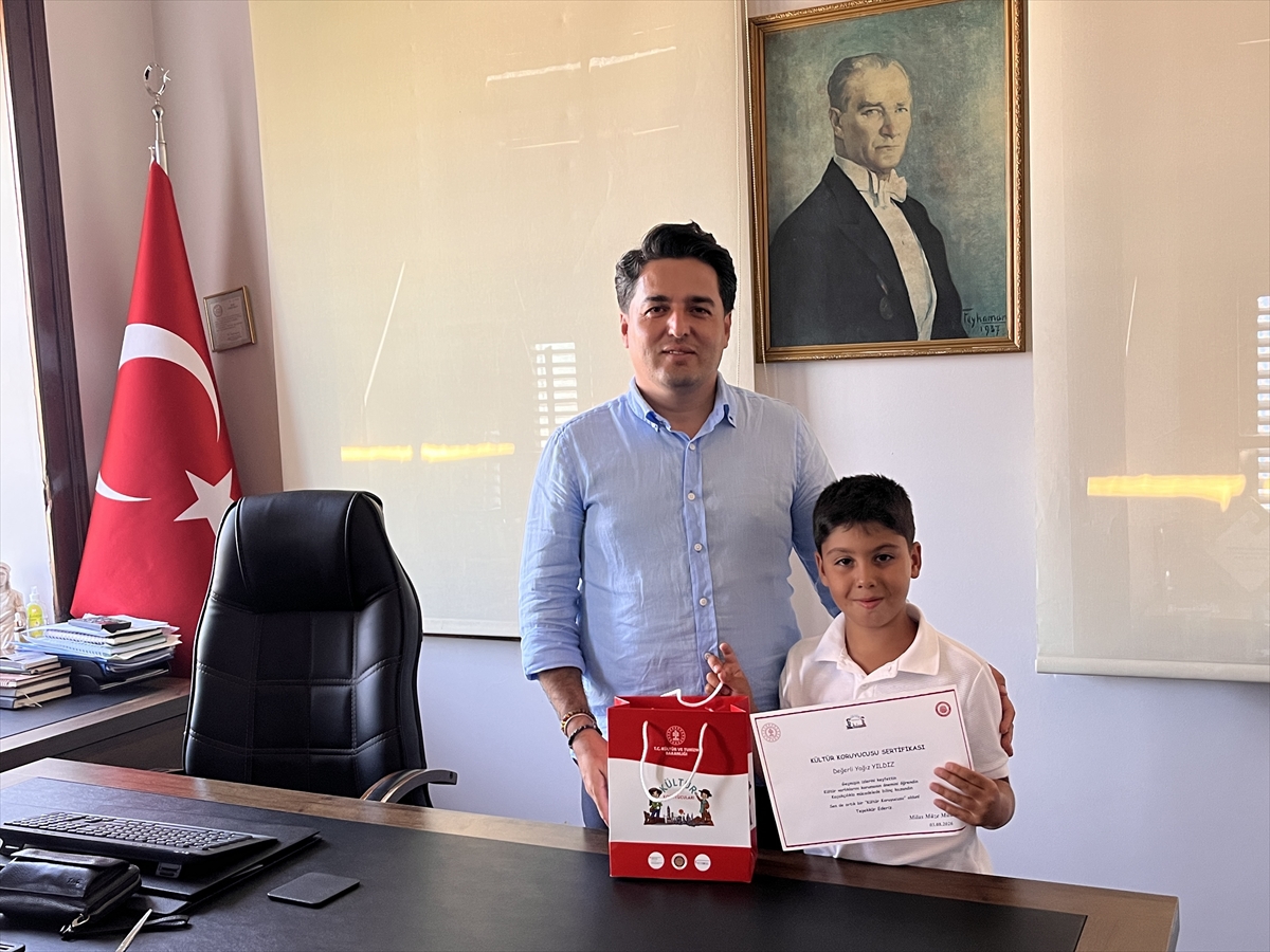 Muğla Milas'ta Müze Müdürlüğü iki çocuğa Kültür Varlıkları Koruyucusu belgesi verdi