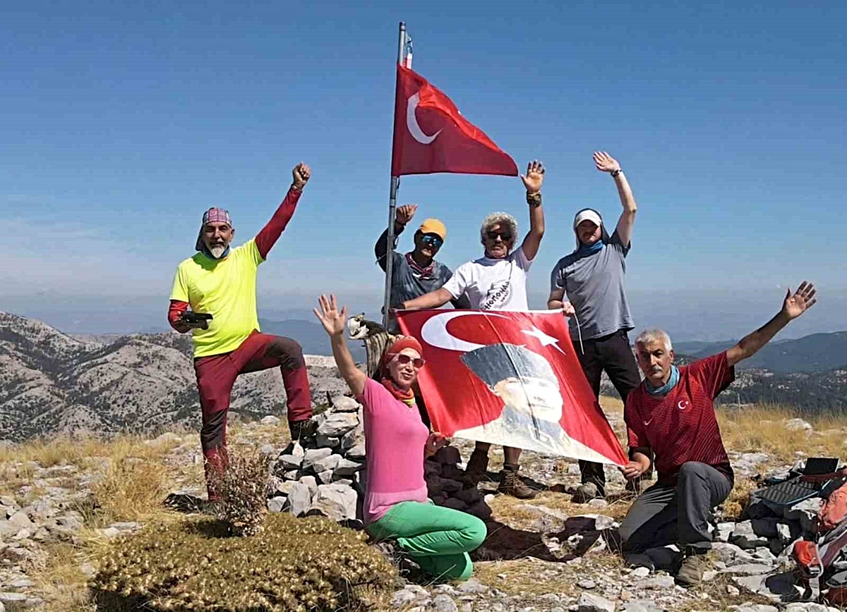 Muğlalı dağcılar Gaziler Günü için 1745 rakımlı Ayıçtu Zirvesi'ne Türk bayrağı çekti