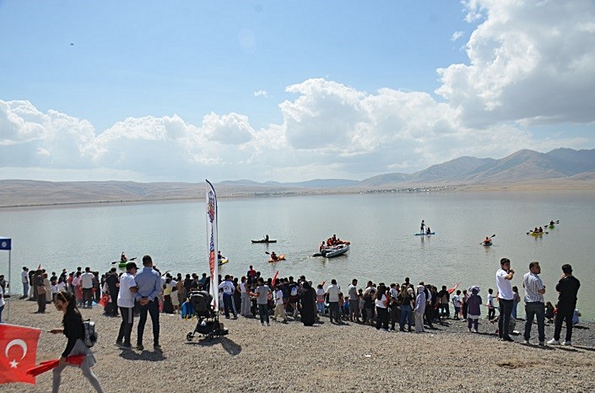 Muş Bulanık’taki Gölpark’ta su sporları ve plaj oyunları şenliği ilk kez yapıldı