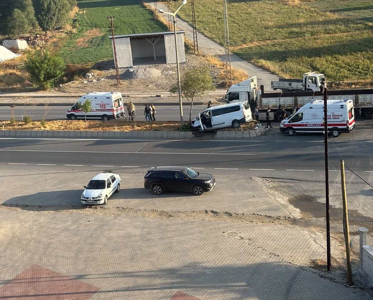 Muş Hasköy'de tır ile panelvan çarpıştı, Hasköy-Bitlis yolunda 3 kişi yaralandı