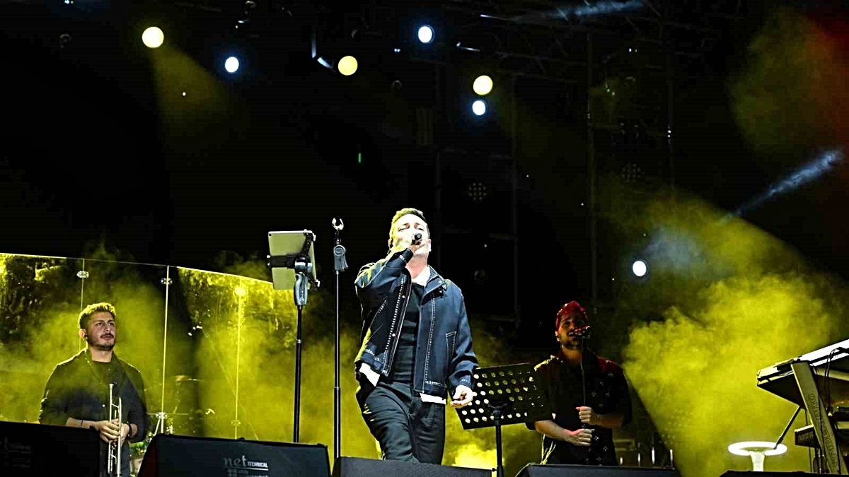 Oğuzhan Koç, Edirne'de konser sırasında sigara içen kişiye tepki gösterdi