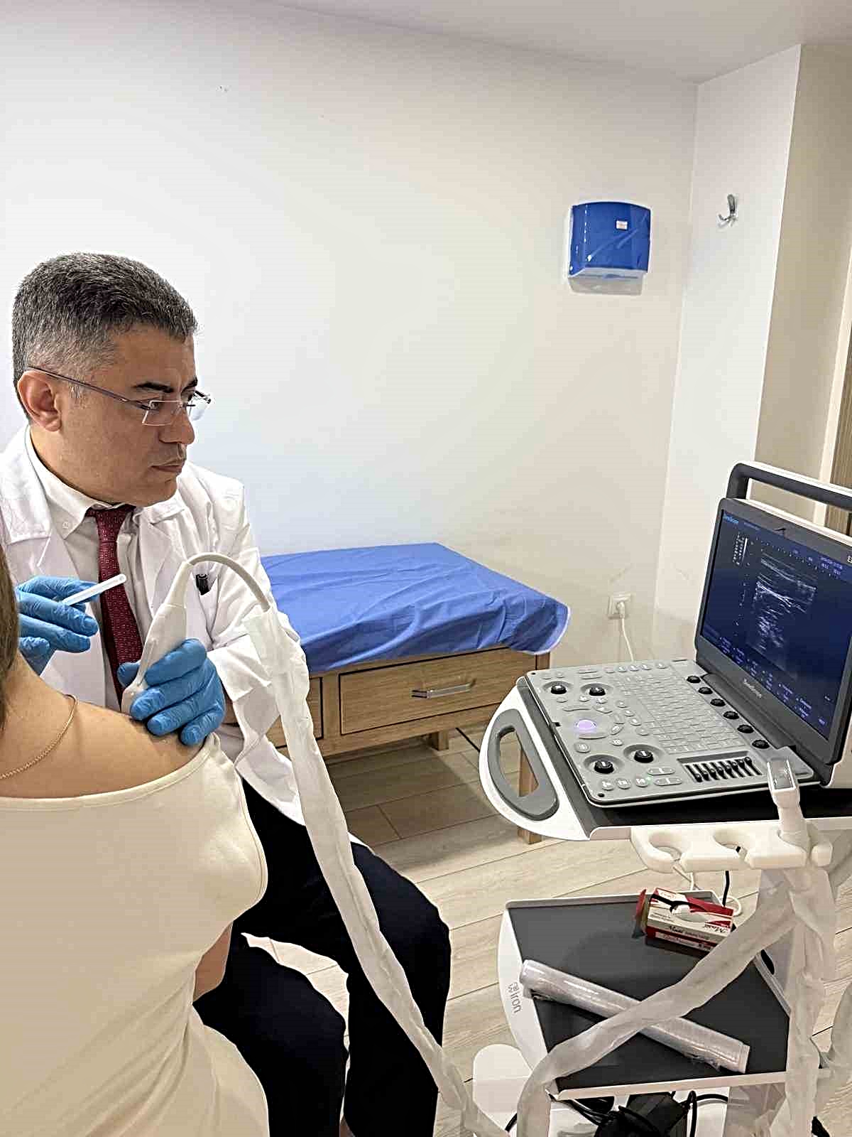 Prof. Dr. Koca, ozon tedavisinin bel ve boyun fıtığında değerlendirilebildiğini söyledi