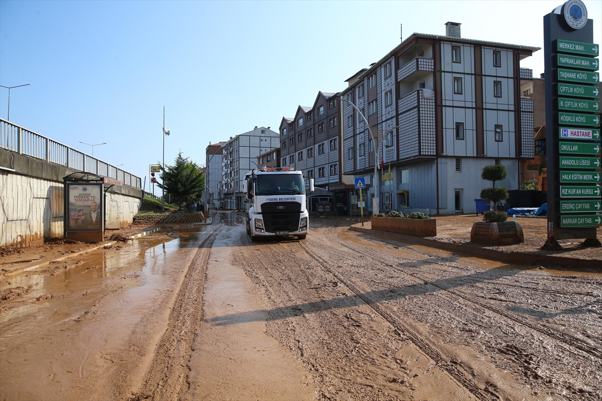 Rize İyidere'de ilk tespitlere göre 12 araç ve 21 iş yeri zarar gördü