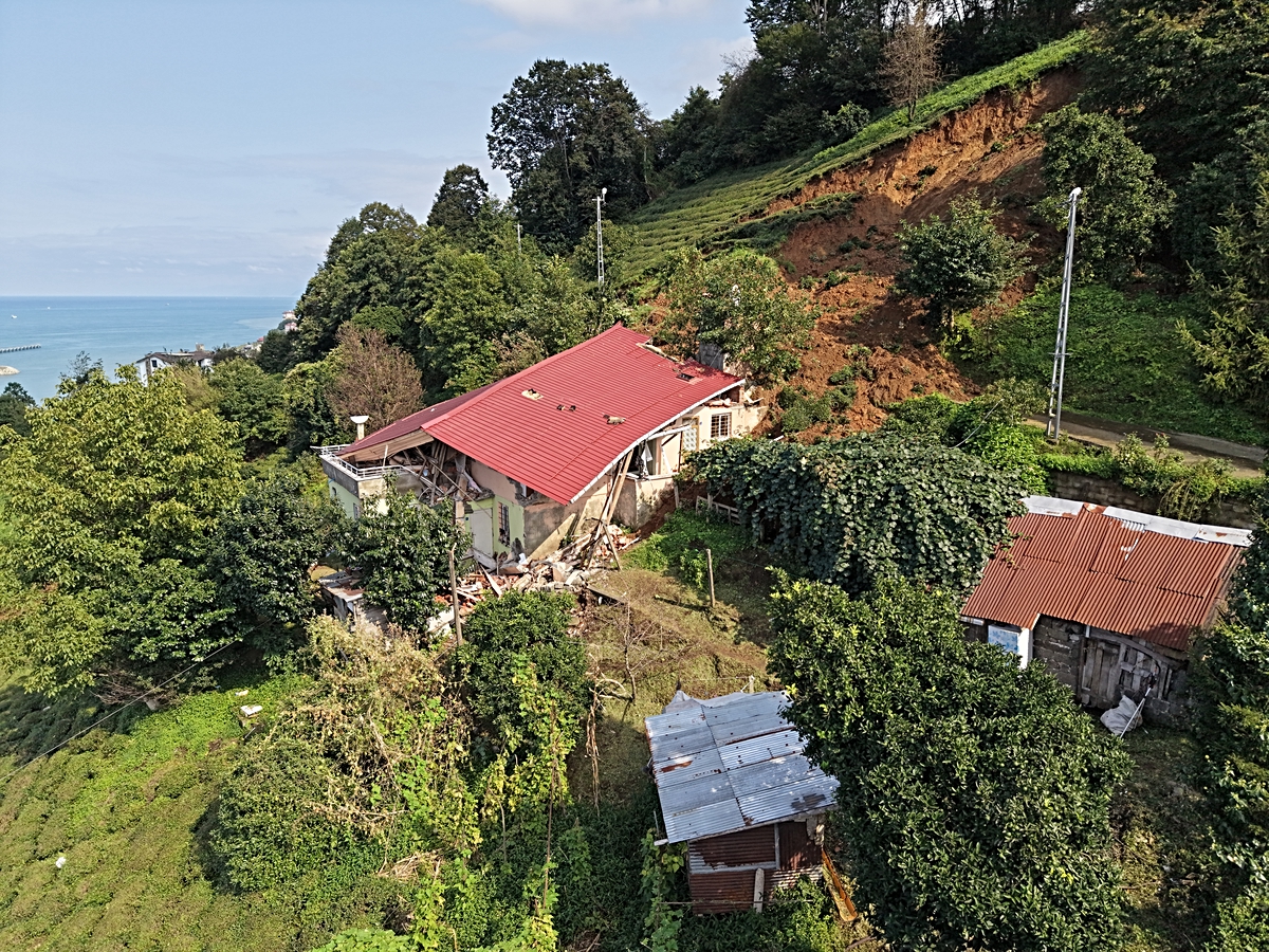 Rize'de heyelan alarmı! Pazar'da 40 civarı ev tahliye edildi, toprak altında kalan evden 6 kişi son anda kurtuldu