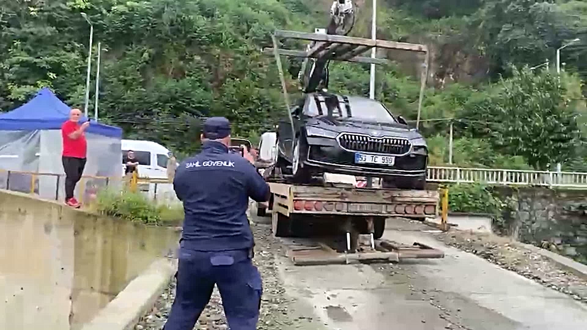 Rize Pazar’da kafes balıkçılığı eyleminde Ocaklı’nın aracını jandarma vinçle kaldırdı