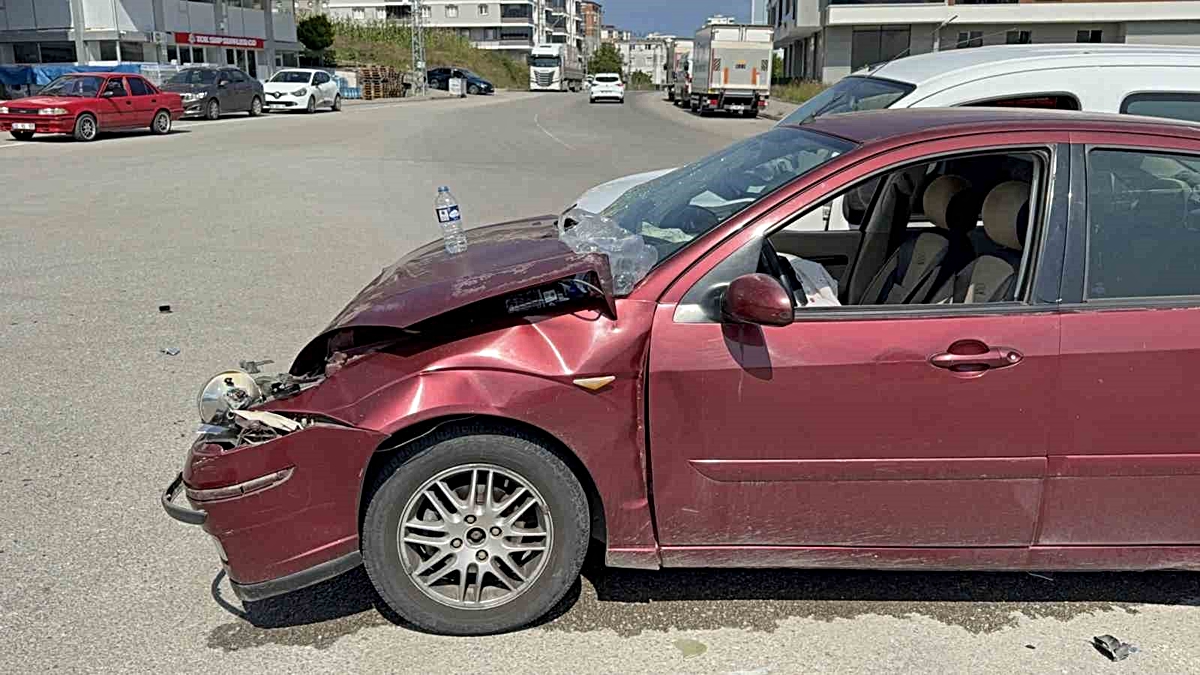 Samsun İlkadım'da otomobil ile hafif ticari araç çarpıştı, 2 kişi yaralandı.