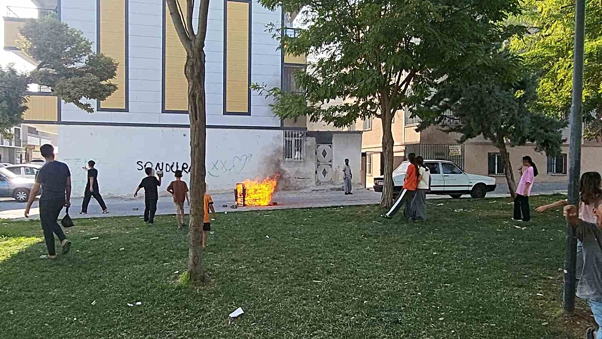 Şanlıurfa'da çocuklar sokağa bırakılan koltuğu ateşe verdi, sakinler tepki gösterdi